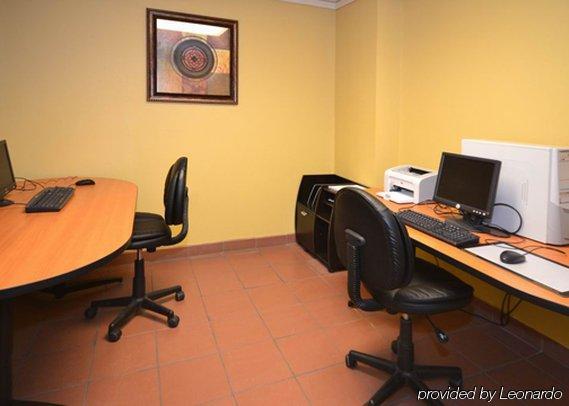 Clarion Suites Юма Бизнес снимка